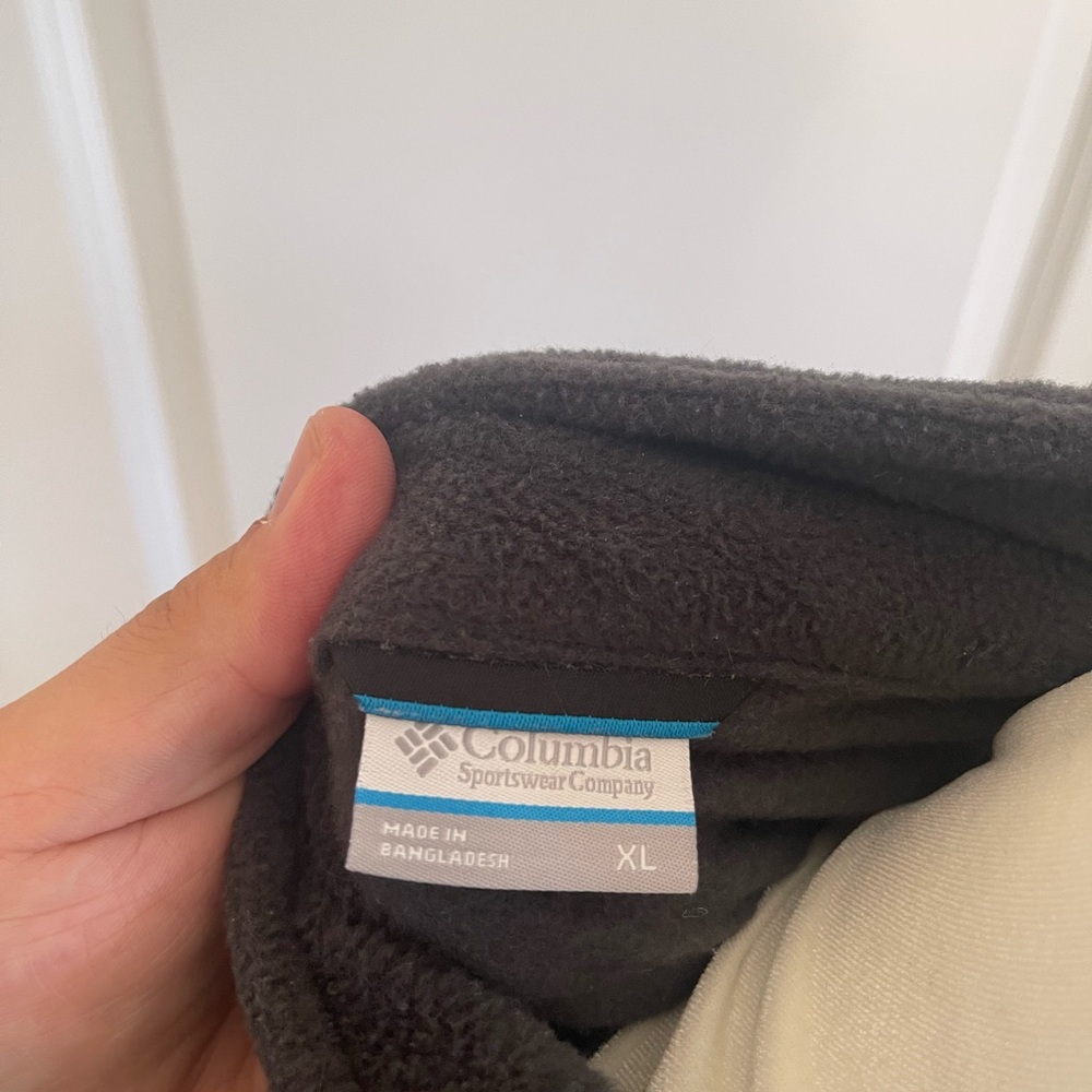 Columbia Fleece Vest. Size XL - Picture 3 of 3